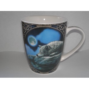 Mug loup allongé près d'un lac par LISA PARKER